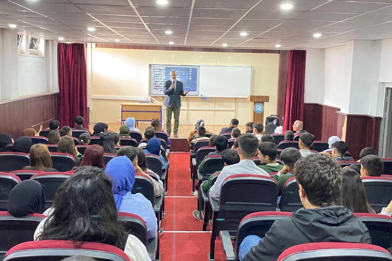 Gazeteci Yazar Metin Özmen 150. konferansını Bitlis’te verdi