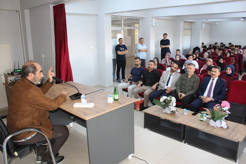 Eğitimci-Yazar Ömer Demirbağ öğrencilerle ahlak ve sorumluluk bilinci üzerine buluştu 