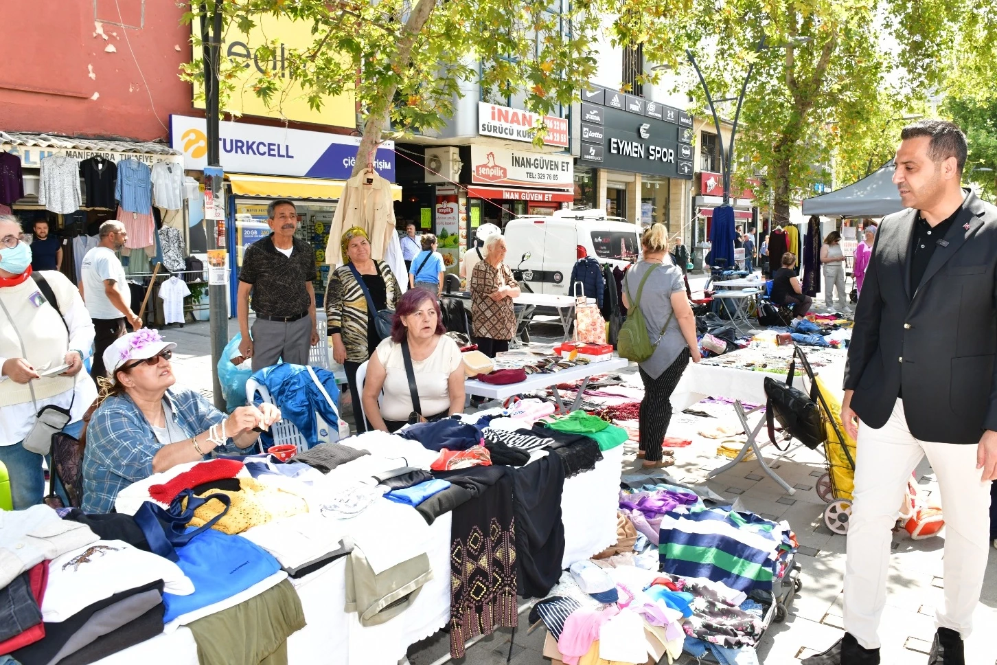 İzmir Çiğli’de 2. el eşya ve kıyafet kermesine yoğun ilgi