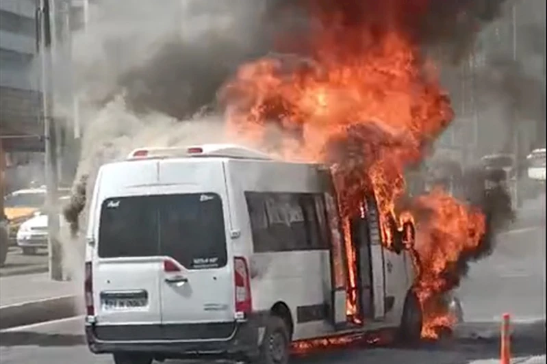 Alev alan şehir içi yolcu aracı paniğe neden oldu