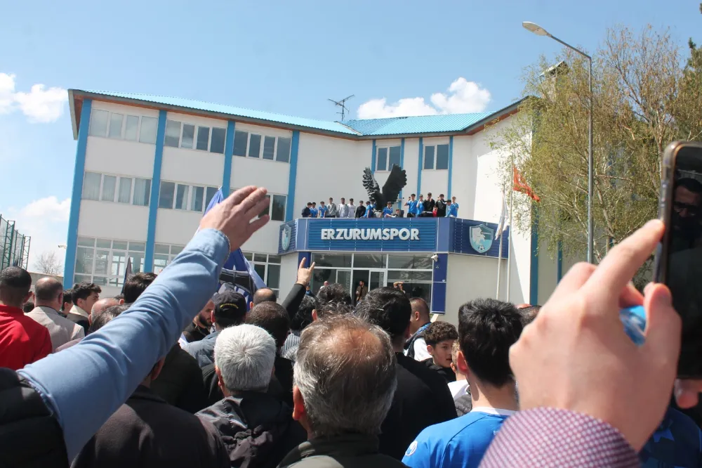 Efsane şehrin efsane takımı seyirciye yasaklanan maça efsanevi bir şekilde uğurlandı