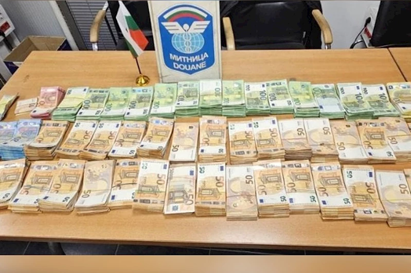 Tırın gizli bölmesine saklanan 351 bin euro  ele geçirildi