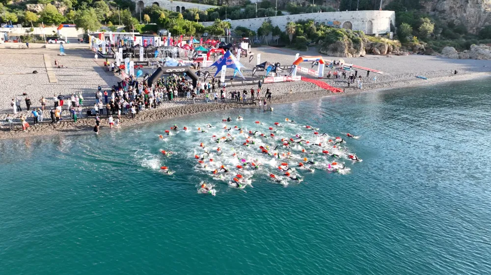 Uluslararası açık su yüzme yarışı X-WATERS ANTALYA Konyaaltı’ndaki Beach Park’ta gerçekleşti.
