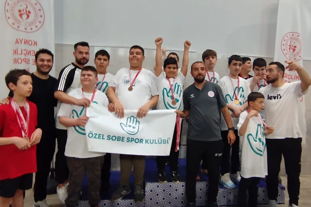 Otizmli yüzücü Alper’den 13 farklı stilde 13 şampiyonluk