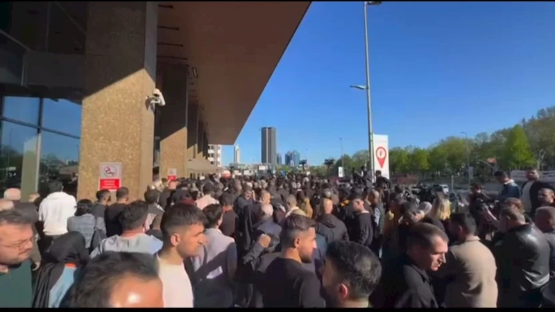 Mehmet Metiner, Sırrı Süreyya Önder’in vefat ettiği hastane önünde yuhalandı  - Videolu Haber