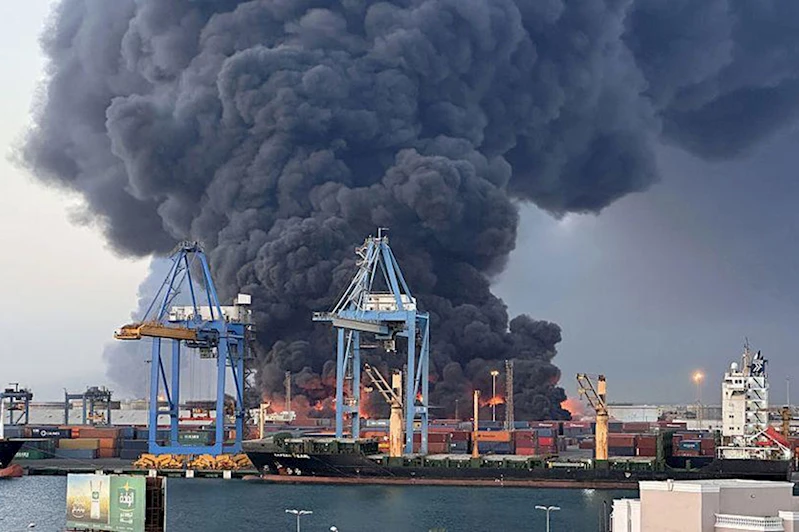 Port Sudan’da donanma üssü hedef alındı