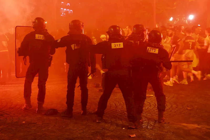 Paris sokakları karıştı: 2 ölü, 559 yaralı