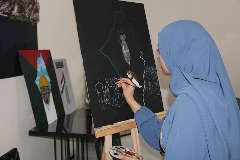 Batmanlı genç kadın, fırçasıyla Gazze