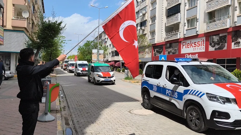 Iğdır’da bir Esnaf Polis Kortejini Türk Bayrağı İle Selamladı