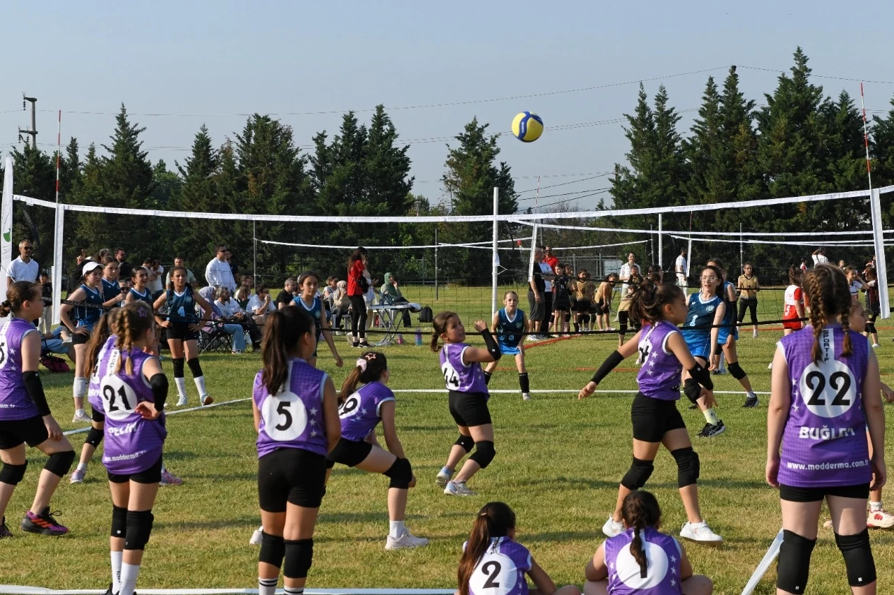 Bursa Osmangazi’de kız çocukları için Mini Voleybol Şenliği
