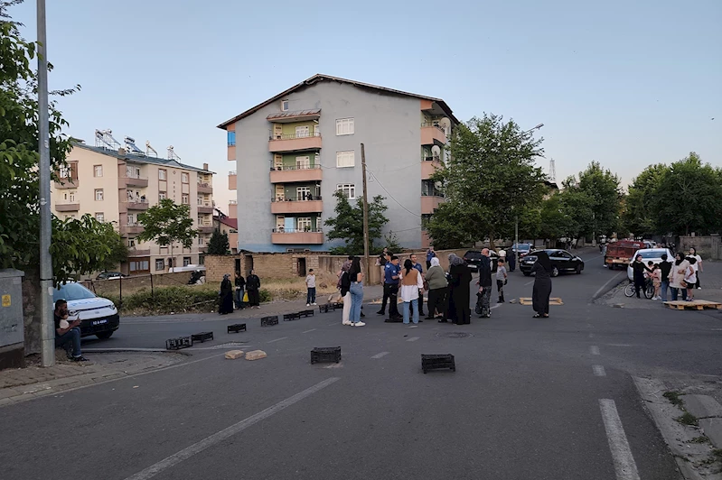 Bingöl’de su krizi: Mahalle sakinleri yolu trafiğe kapattı