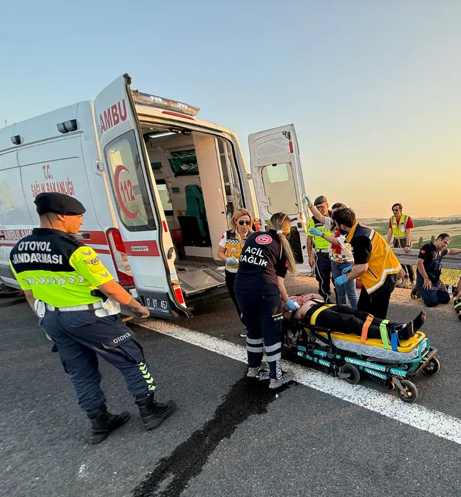 Devrilen Tırda Sıkışan Şoförünü İtfaiye Bir Saatlik Çalışma sonunda Kurtardı