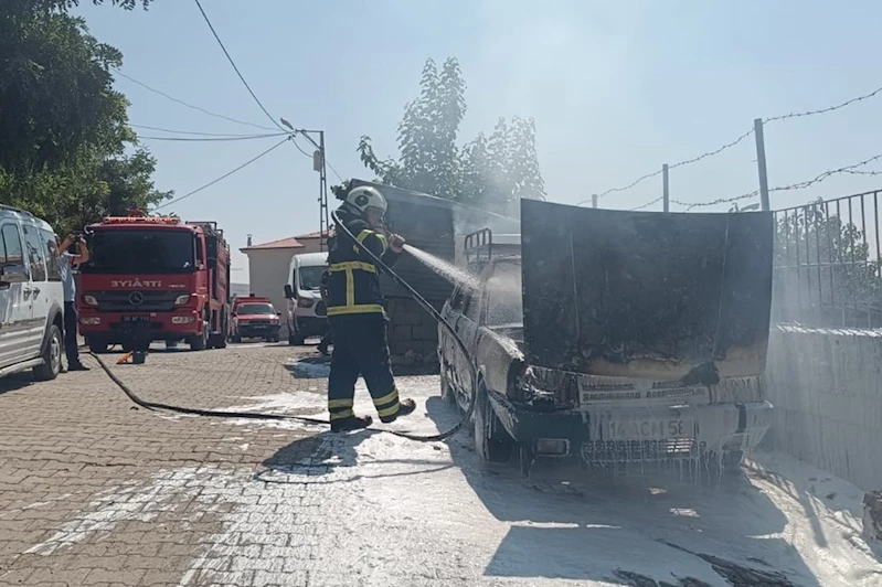 Siirt’te park halindeki otomobil alev alev yandı