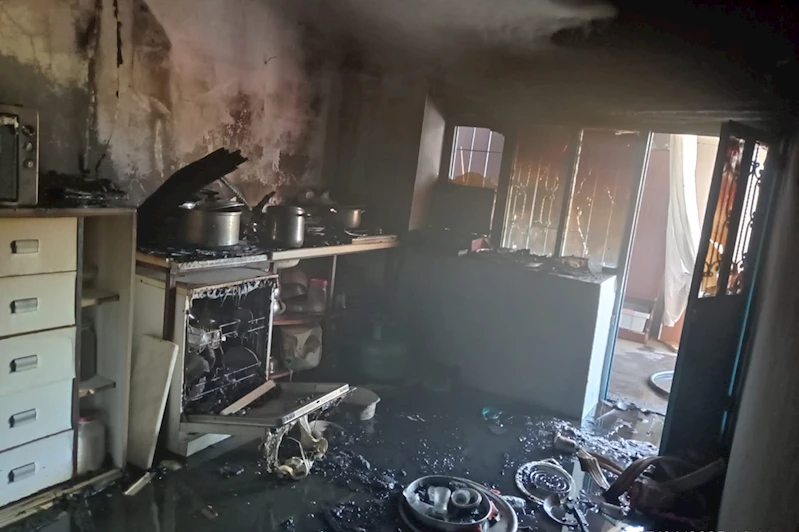 Evde çıkan yangında mutfak küle döndü