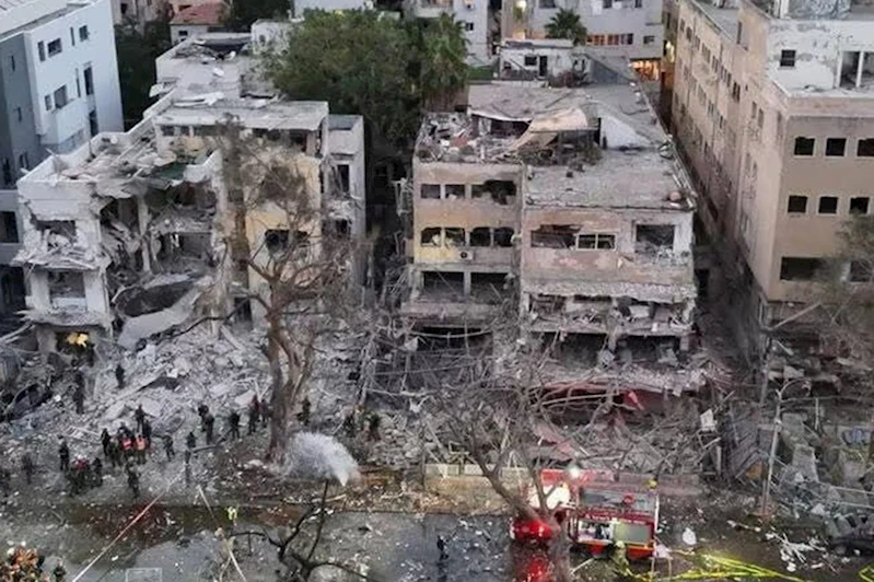 Siyonist rejimde 24 bina yerle bir oldu, binlerce kişi tahliye edildi