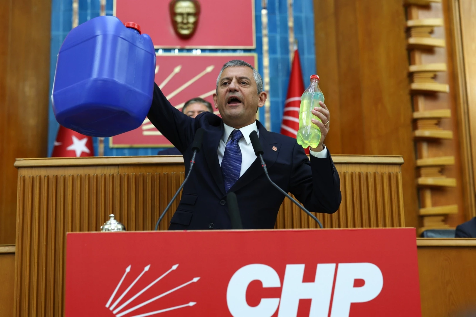 Özgür Özel: Maaşlar eridi, acil zam şart! 50 liraya 1 şişe mazot bile alınmıyor!