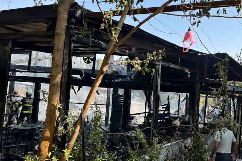 Siirt’in Kurtalan ilçesinde çıkan yangında kafe kullanılamaz hale geldi