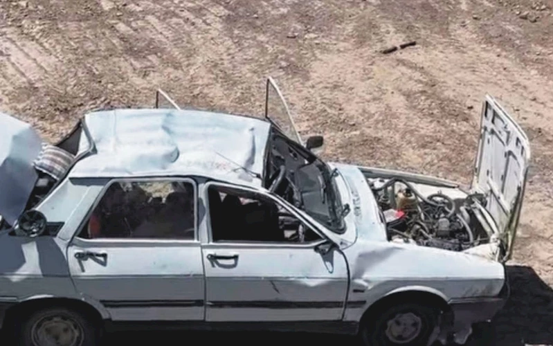 El frenini çekmeyi unutan sürücü, aracının altında kaldı 