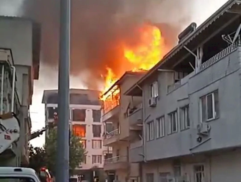 Mangaldan sıçrayan ateş evi alev alev yaktı  - Videolu Haber