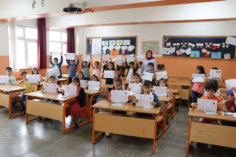 Yaklaşık 20 milyon öğrenci karnesini alarak tatile çıkıyor