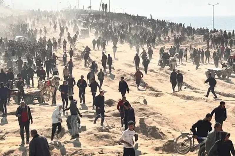 Siyonist rejim açlıktan kırılan Filistinlileri bir kez daha hedef aldı: 3 şehit, 35 yaralı