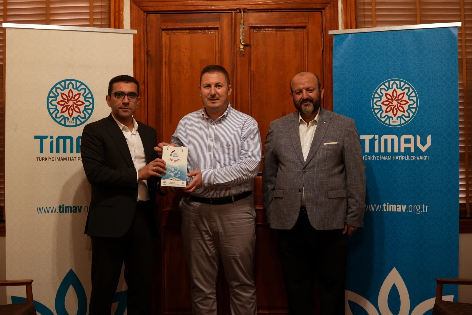 Hafız İsmail Özarpa, kazandığı ödülünü TİMAV