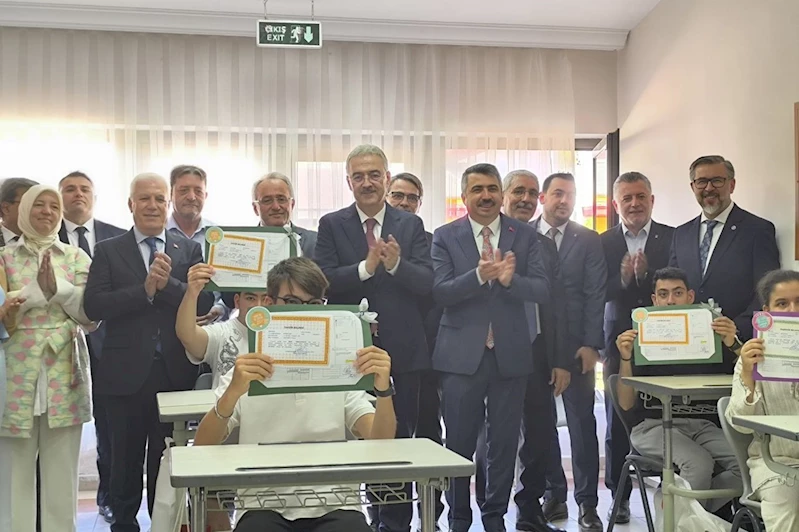 Bursa’da 700 bin öğrenci karne heyecanı yaşayarak yaz tatiline girdi