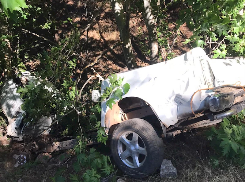 Kamyonet uçurumdan yuvarlandı: 2 ölü 