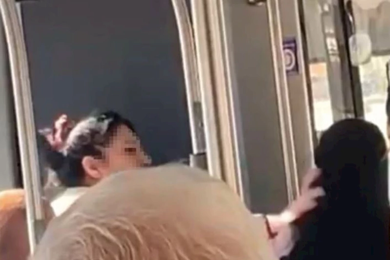 Halk otobüsünde tesettürlü kadına hakaret eden kadın gözaltına alındı