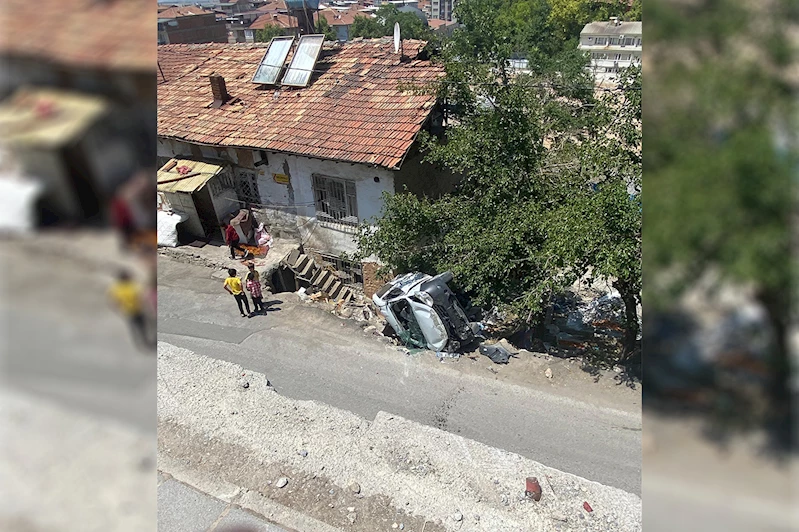 Otomobil evin bahçesine girdi: 1 yaralı 