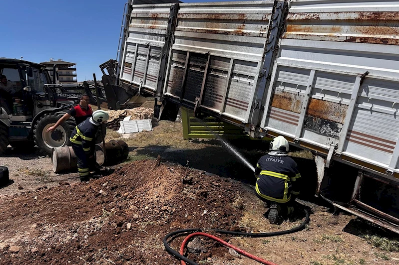 Siirt’te park halindeki kamyon dorsesi alev aldı