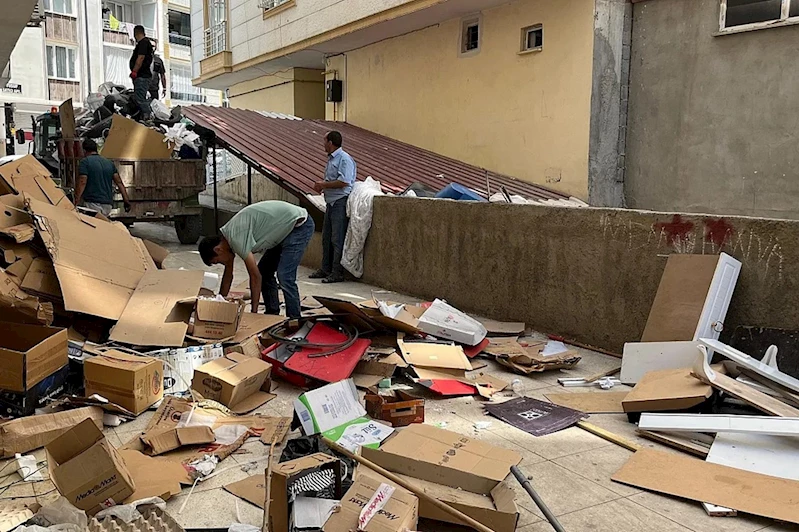 Siirt’te apartman boşluğundan 2 traktör dolusu çöp çıkarıldı