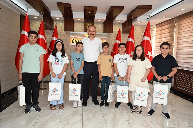 Bursluluk sınavında tam puan alan öğrenciler ödüllendirildi