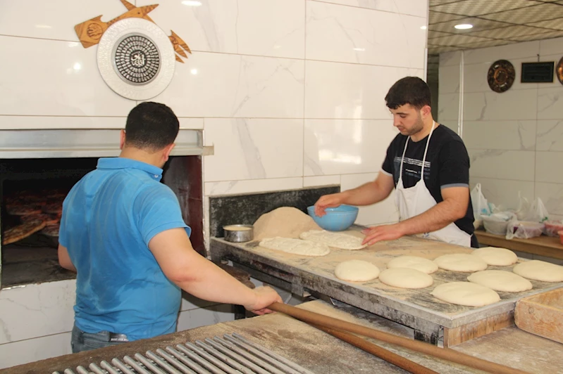 Kavurucu sıcakta ekmek mücadelesi: Fırın ustalarının zorlu mesaisi