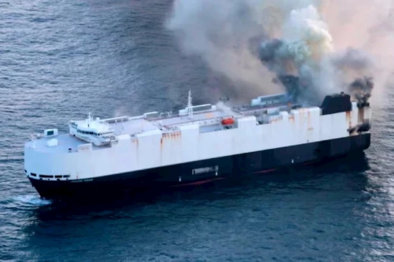 Kargo gemisi 3 binden fazla araç ile sulara gömüldü