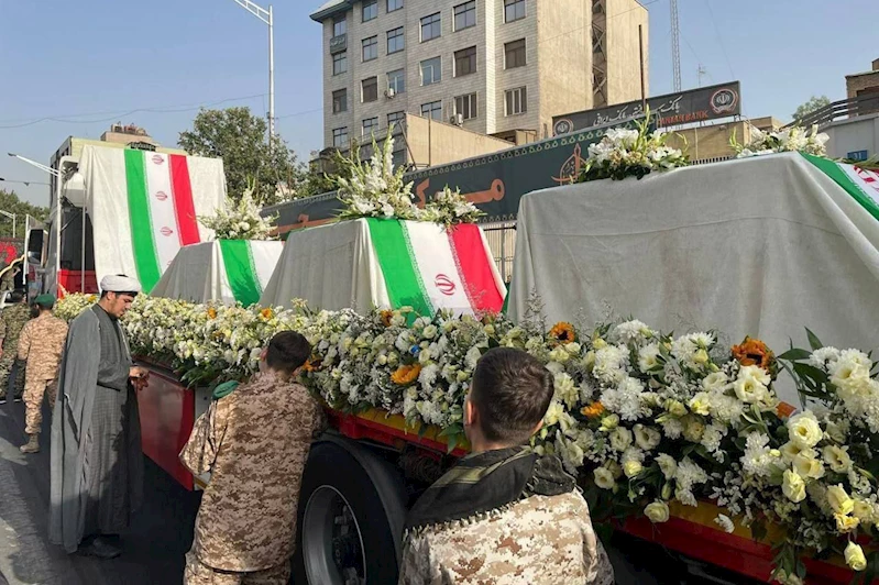 İran, siyonist rejimin saldırılarında katledilen yetkililerini uğurluyor