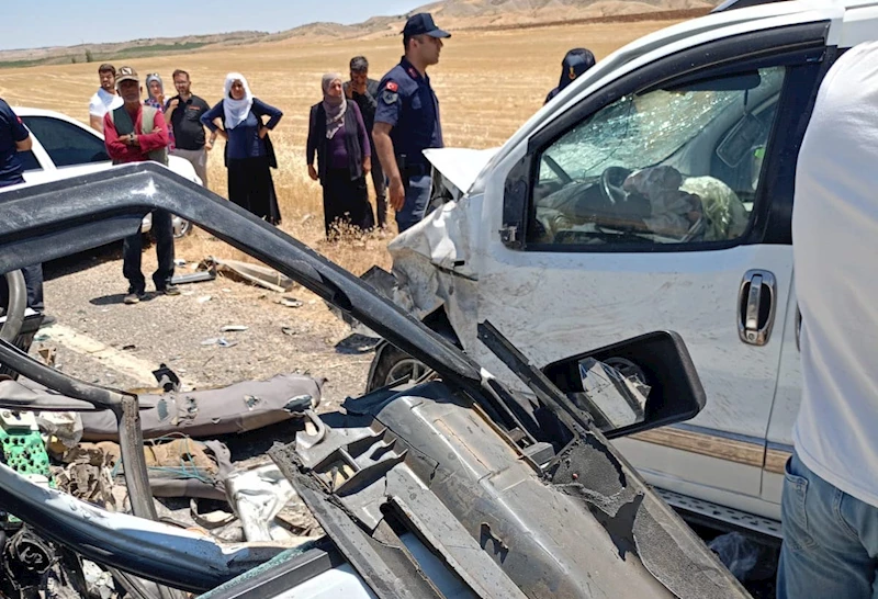 Otomobil ile hafif ticari araç çarpıştı: 3 ölü, 2 yaralı 