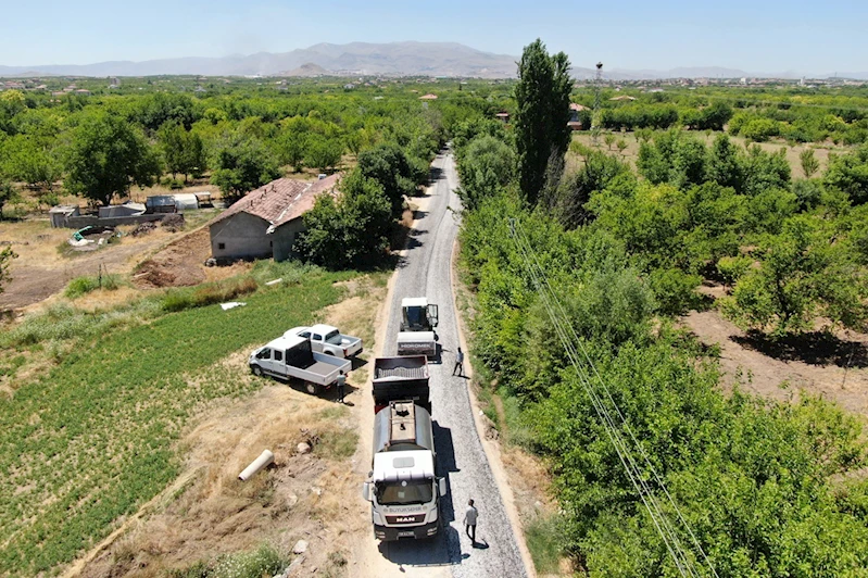 Malatya Büyükşehir Belediyesi mahallenin yol sorununu çözdü