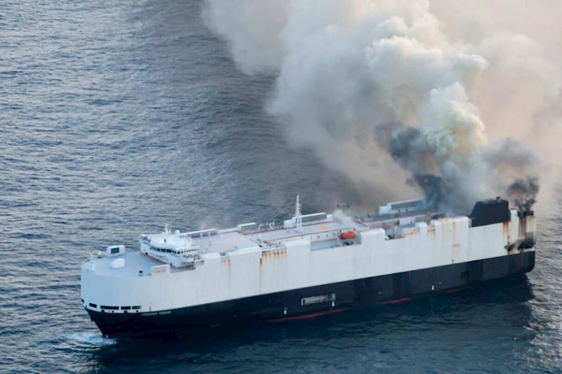 3 binden fazla araç taşıyan gemide yangın: Lityum iyon pilleri her an patlayabilir