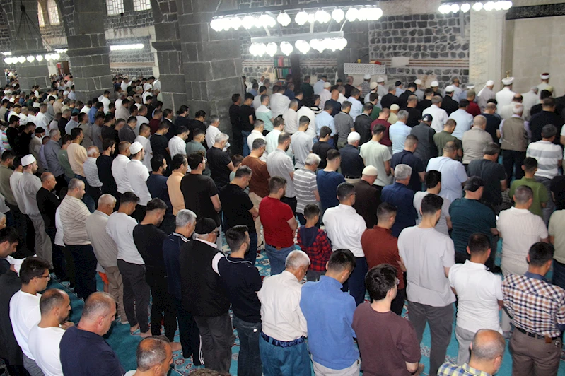Diyarbakırlılar bayram namazını tarihi Ulu Camiinde eda etti
