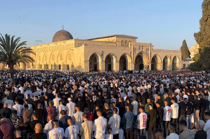 On binlerce kişi Bayram Namazını Mescid-i Aksa