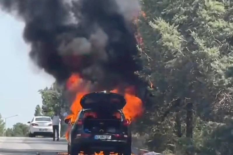 Seyir halindeki araçta çıkan yangın maddi hasara yol açtı
