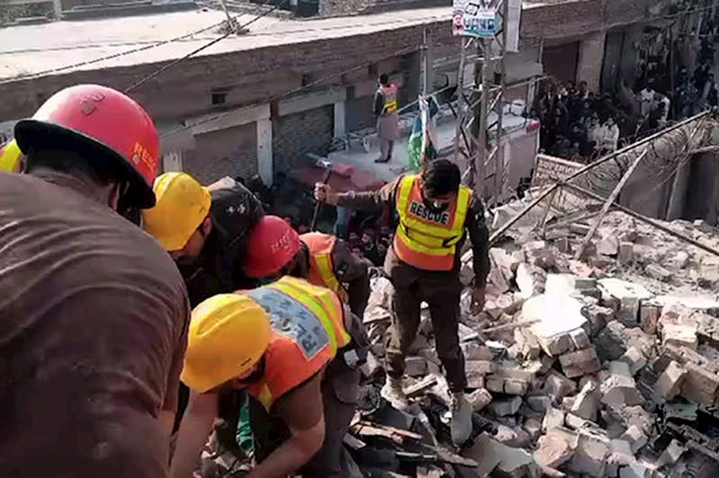 Tüp patlayan evin çatısı çöktü: 6 ölü, 2 yaralı