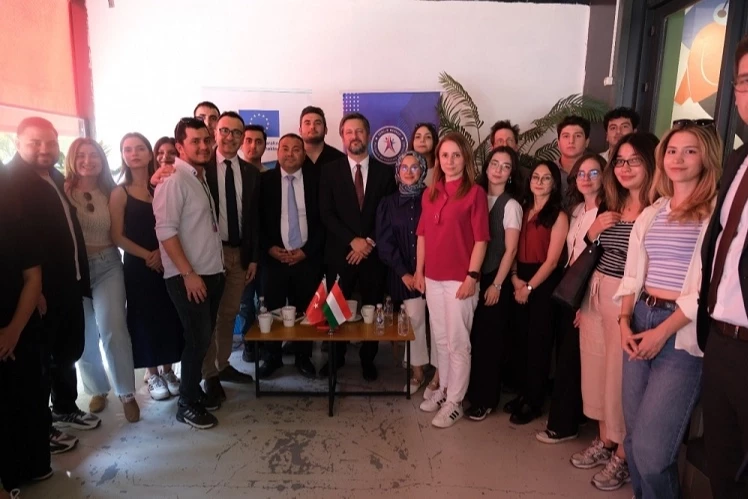 Büyükelçi Viktor Mátis, Eskişehirli gençlerle buluştu