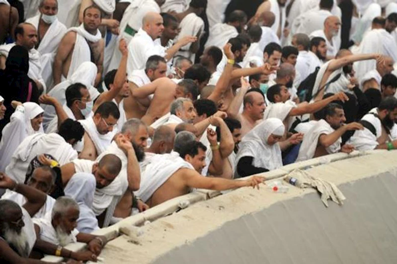 Hacılar, teşrik günlerinin ilkinde cemreleri taşladı