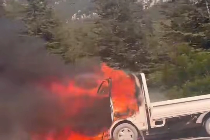 Seyir halindeki kamyonette yangın 