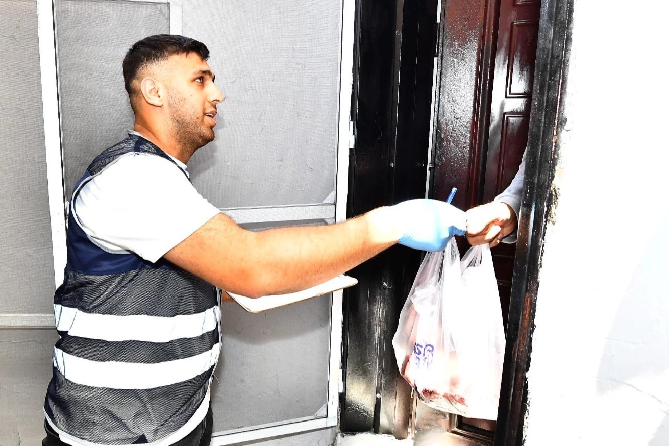 İzmir’de kurban eti bağışları ihtiyaç sahiplerine ulaştırılıyor