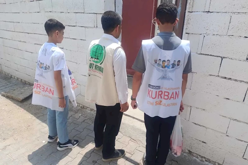 İhtiyaç sahibi yüzlerce aileye kurban eti ulaştırıldı