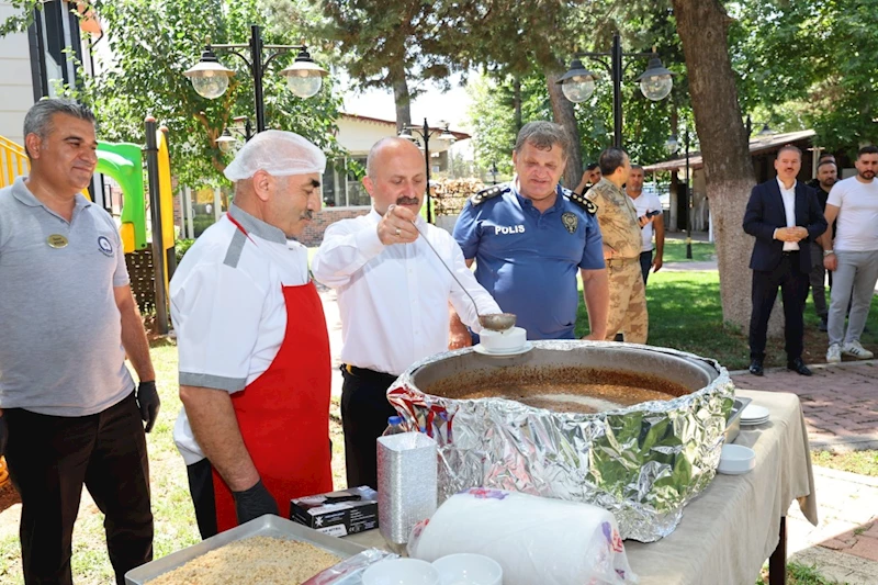 Vali Varol, Polis Evinde aşure dağıtım programına katıldı 