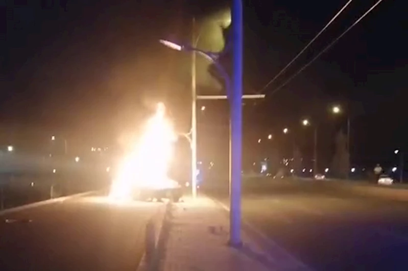 Otomobil kaza sonrası alev aldı: 2 kişi yanarak hayatını kaybetti